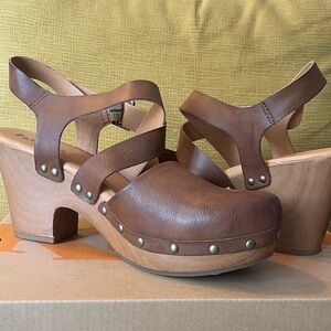 Kork-Ease Tan Leather Strappy Clogs